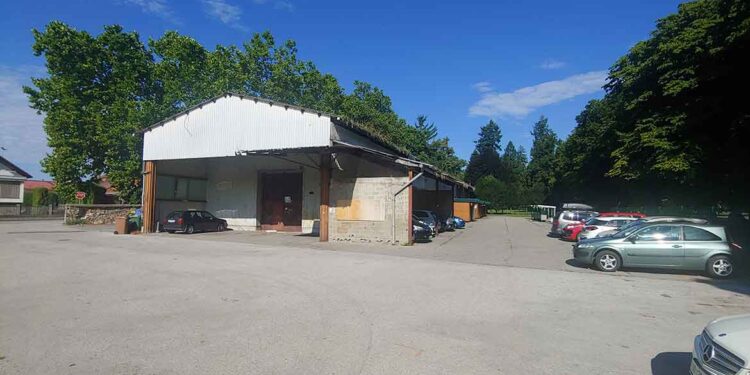 Občina napoveduje odstranitev dotrajanega hangerja pri bistriškem parku