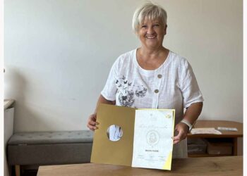 Za 40 let predanega zborovskega petja Majdi Pozeb častna Gallusova značka