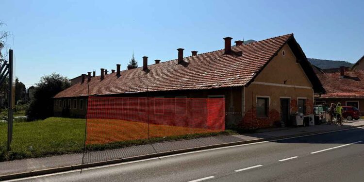 Pričela se je odstranitev dotrajane stavbe »Provizorij« v Poljčanah
