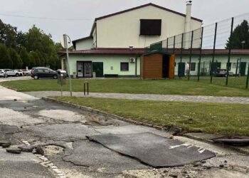 Hudo poškodovano cestišče med Sočo in staro telovadnico