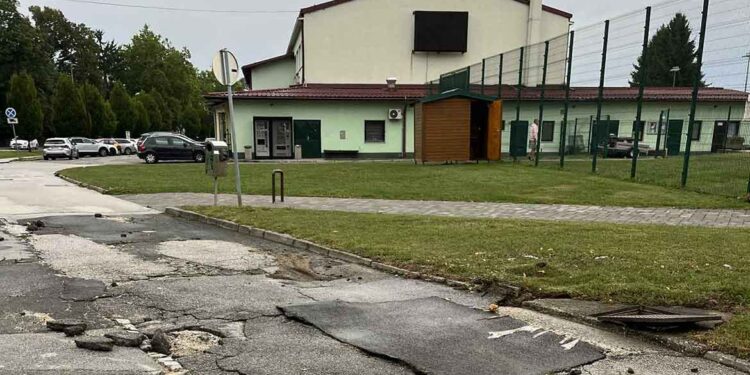 Hudo poškodovano cestišče med Sočo in staro telovadnico