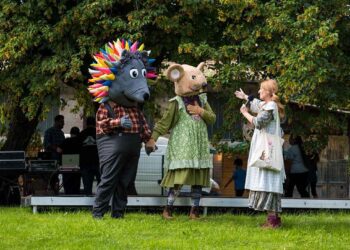 Miška Frida praznovala 13. rojstni dan v grajskem parku