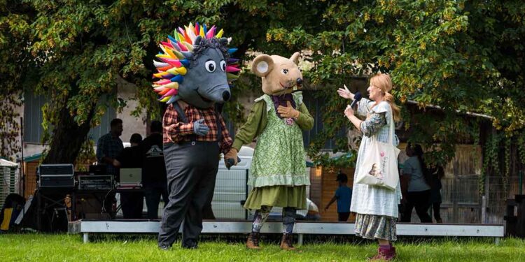 Miška Frida praznovala 13. rojstni dan v grajskem parku