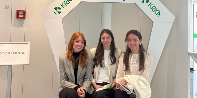 Tri dijakinje Srednje šole Slovenska Bistrica prejemnice Krkinih nagrad