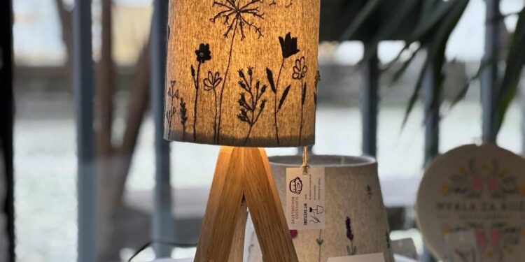 V Kreativni akademiji predstavitev ročno vezene svetilke Nit svetlobe