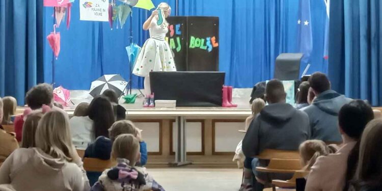 Pod pikastim dežnikom v Knjižnici Pragersko