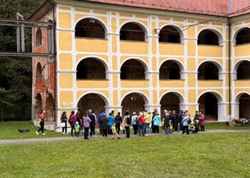 Naj fuclanje, ribe lovit, štrbunk, slepi konj in druge stare otroške igre ponovno zaživijo