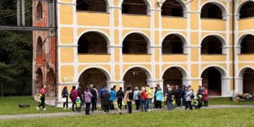 Naj fuclanje, ribe lovit, štrbunk, slepi konj in druge stare otroške igre ponovno zaživijo