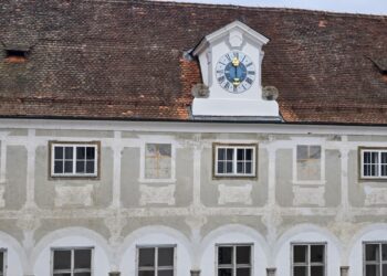 Grajska ura po desetletjih znova odmerja čas