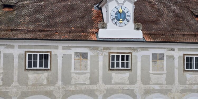 Grajska ura po desetletjih znova odmerja čas