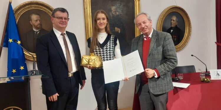 Eva Vogrinec s SŠSB prejela nagrado za najboljši filozofski esej