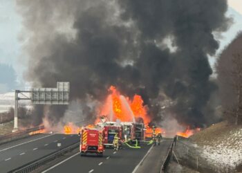 Tragična nesreča na avtocesti: smrtna žrtev, večurna zapora in obsežna intervencija