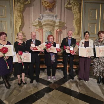 Romihovi nagrajenci od leve: Vesna Urbančič, Nataša Flac Podlipnik, Bojan Korelc, Stanka Jesenek, Jožef Pečovnik, Rebeka Potočnik in Jelka Sinič | Foto: Amadeja Mlakar