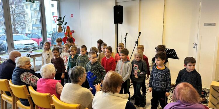 Medgeneracijsko druženje v domu starejših