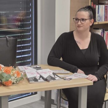 Ana Kamenik v Knjižnici Oplotnica | Foto: Knjižnica Josipa Vošnjaka Slovenska Bistrica