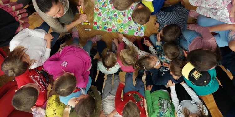 Z Ano Krošlin in škratom Čreškom  o skrivnostih zlatega kovanca