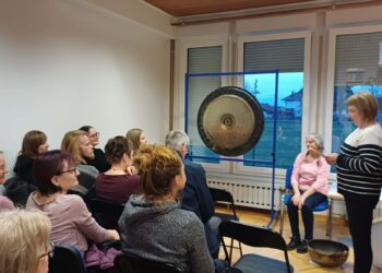 Predstavitev zvočne kopeli in zdravilnega zvoka gongov in tibetanskih posod