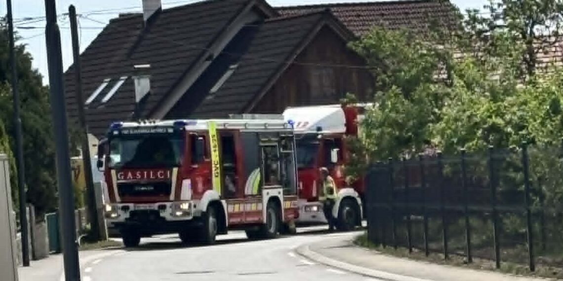 Iztekalo gorivo po cestišču in požar v Planini pod Šumikom