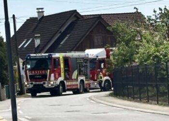 Iztekalo gorivo po cestišču in požar v Planini pod Šumikom