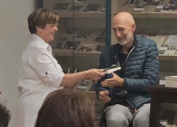 Esad Babačić v knjižnici predstavil knjigo Priročnik za neuspešne