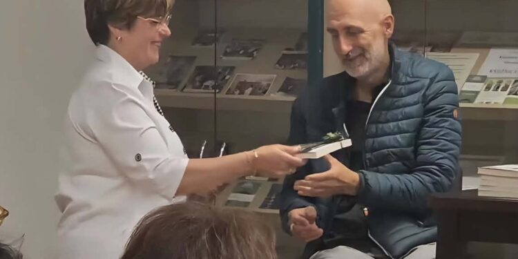 Esad Babačić v knjižnici predstavil knjigo Priročnik za neuspešne