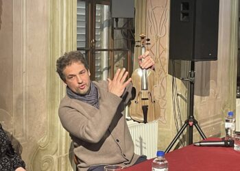 V viteški dvorani predstavitev violine, izdelane iz več kot 6500 let starega lesa