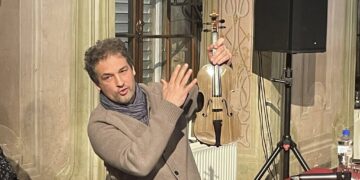 V viteški dvorani predstavitev violine, izdelane iz več kot 6500 let starega lesa