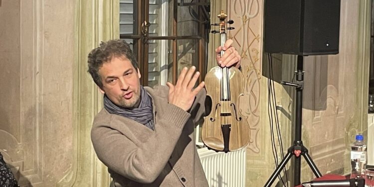 V viteški dvorani predstavitev violine, izdelane iz več kot 6500 let starega lesa
