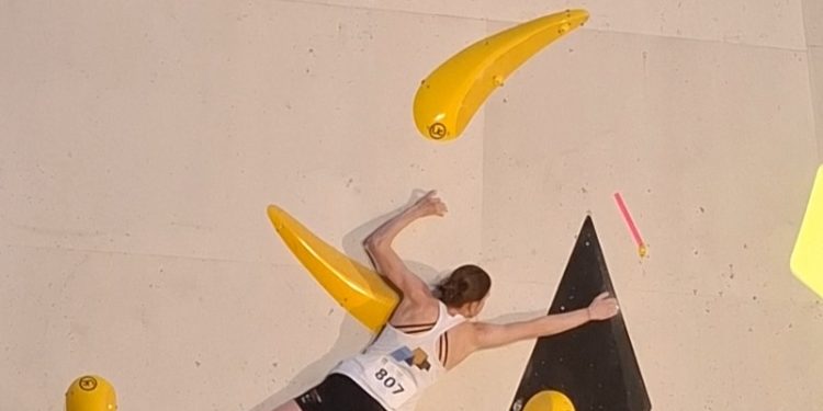 Eva in Sara Škrlec uspešno sklenili plezalno sezono